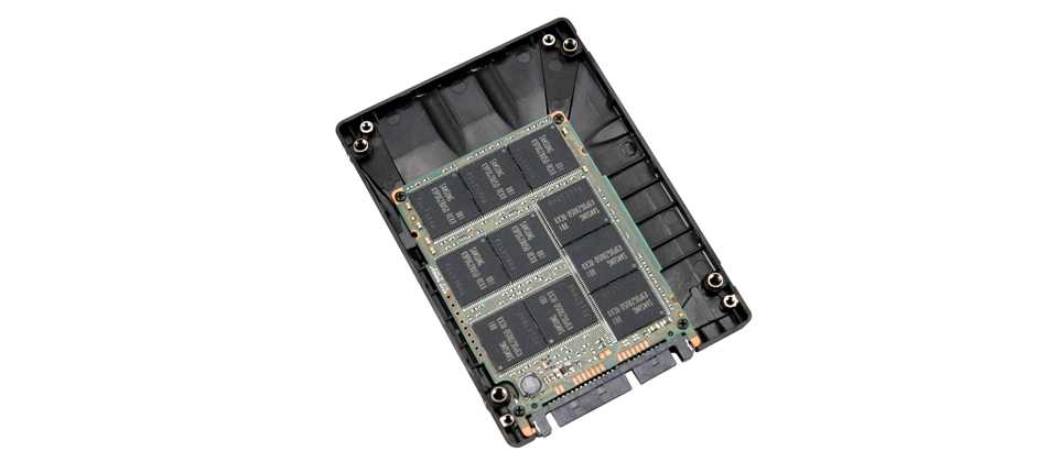 将SSD拆开后，可以看到其内部是由一张电路板，上面组合多片快闪记忆体和控制晶片而成。 而去除掉外壳的SSD很容易受到破坏，不论在撞击、耐温等层面，等同毫无保护。